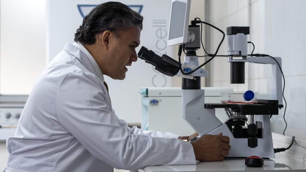 Arquitectura vesicular y señalización inmunitaria en cáncer: visión del Dr. Gutiérrez